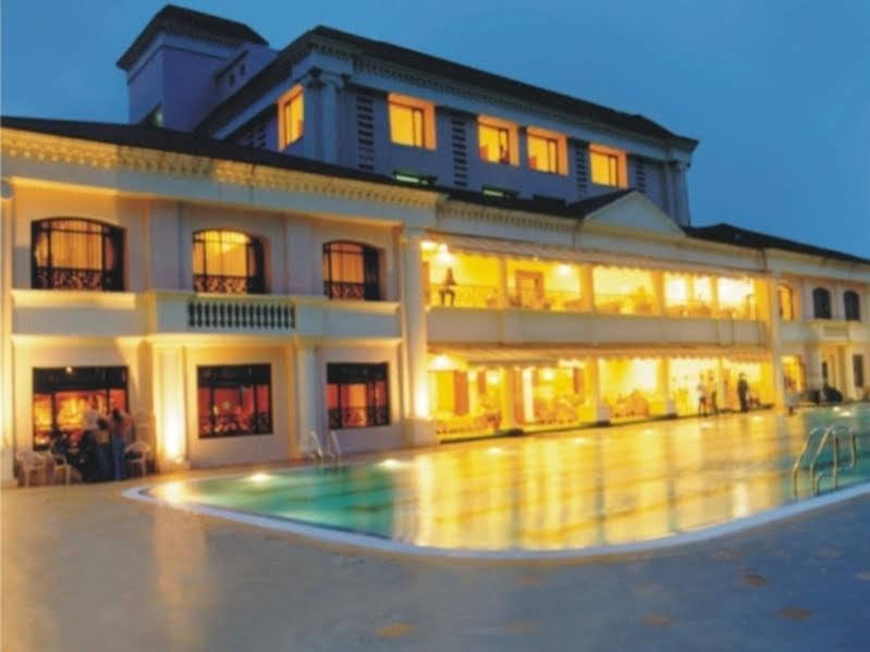 The Classique Club Bombay Extérieur photo