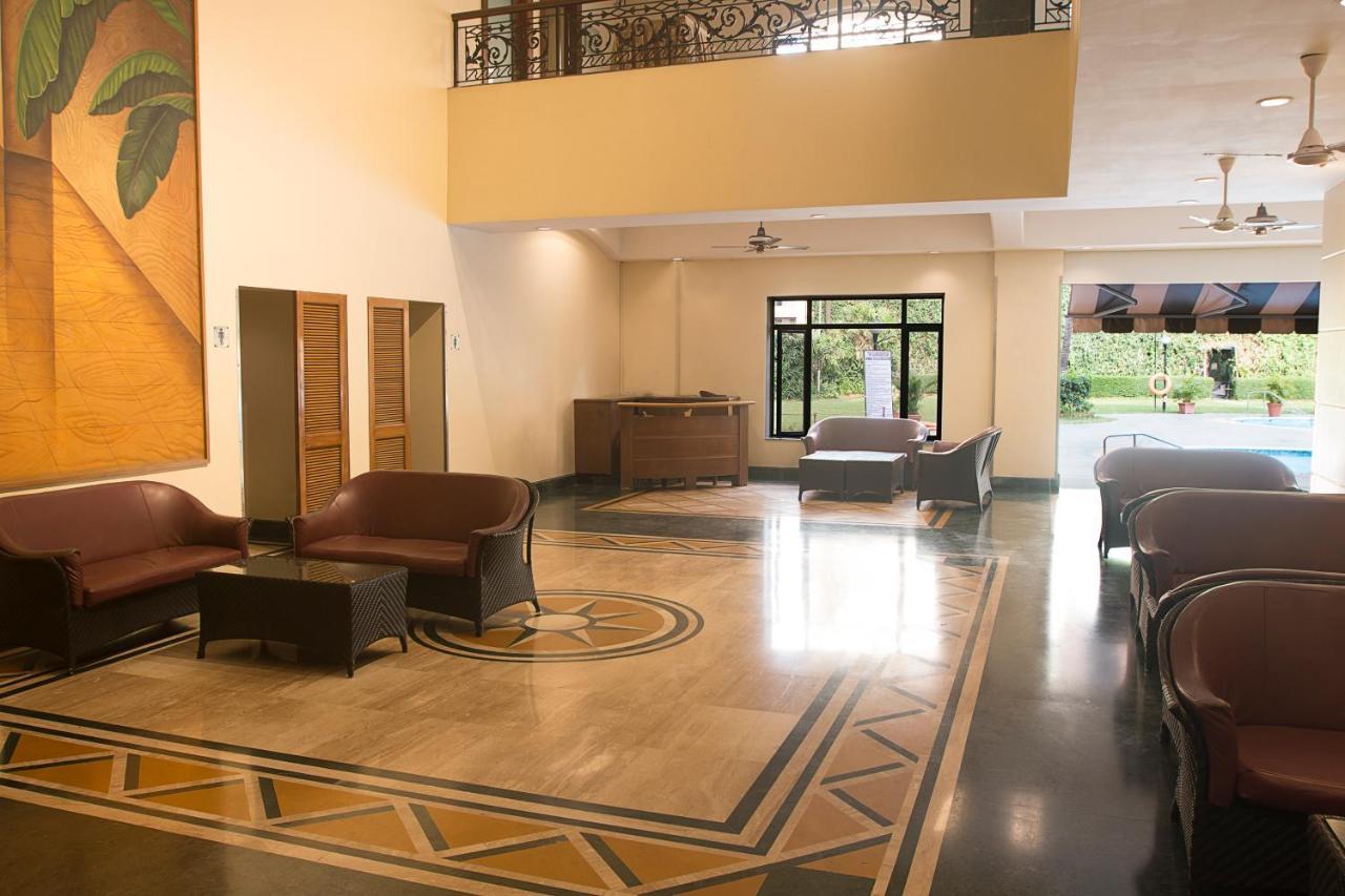 The Classique Club Bombay Extérieur photo